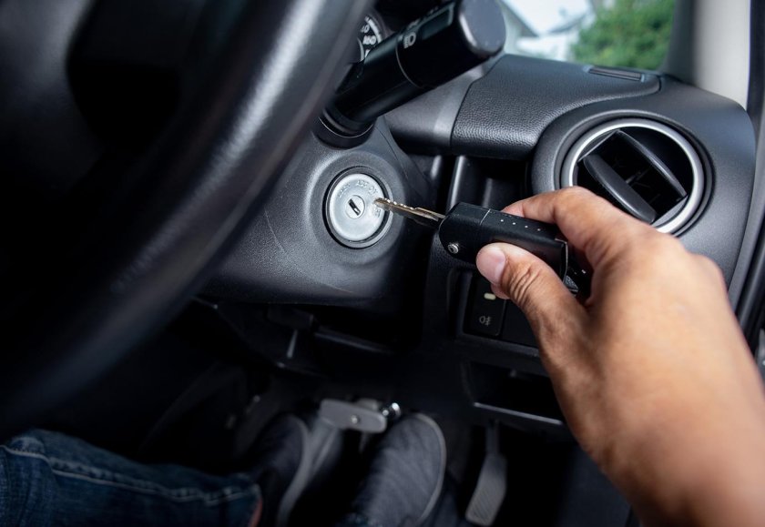 Ключ зажигания в машине