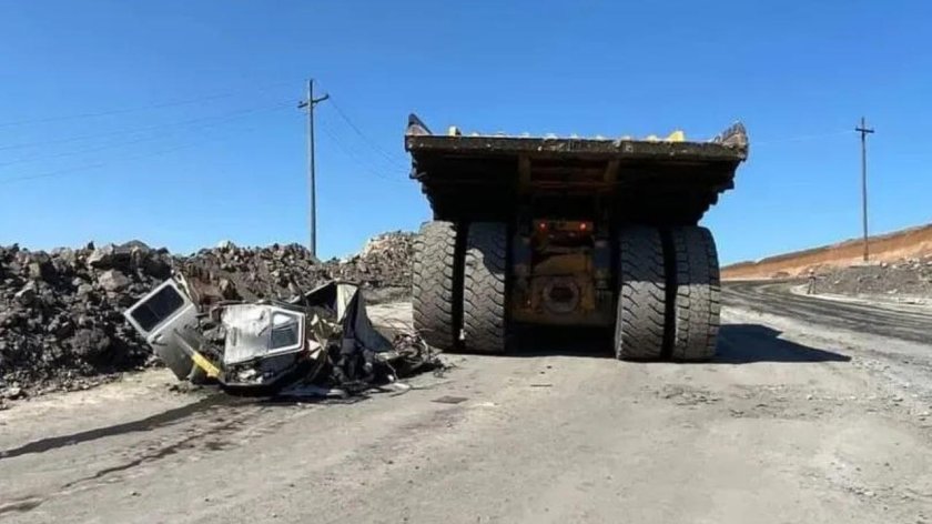 БЕЛАЗ раздавил легковушку