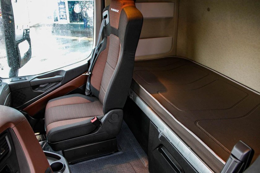 КАМАЗ 54901 кабина внутри