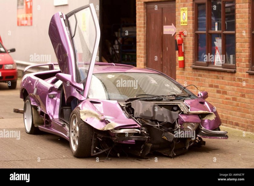 Разбитая машина Ламба