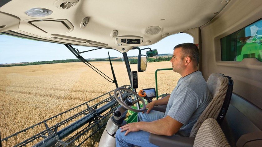 Салон комбайна Джон Дир