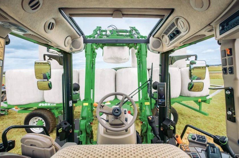 John Deere трактор