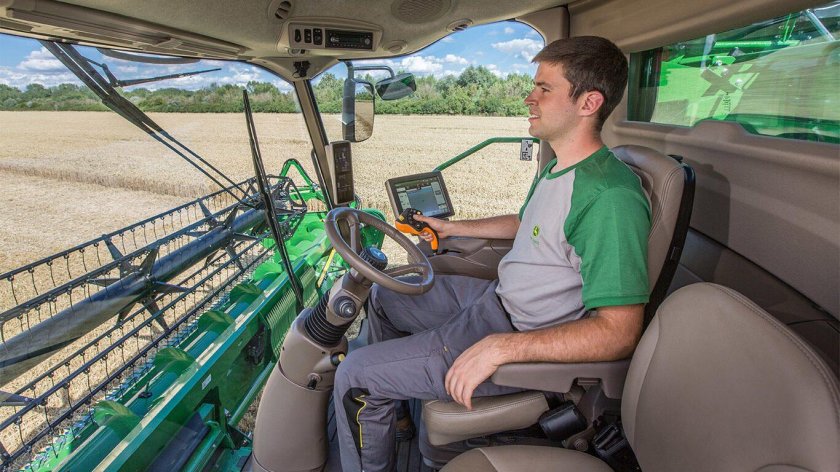 Салон комбайна Джон Дир
