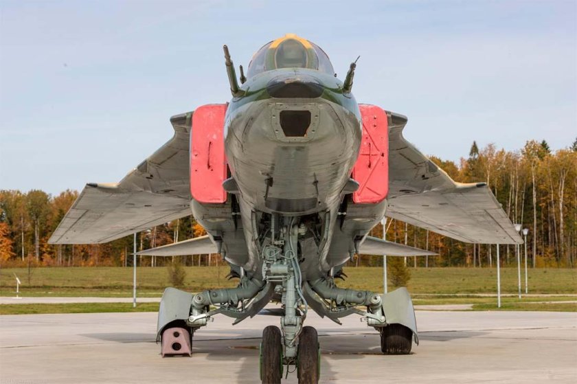 Истребитель-бомбардировщик миг-27м