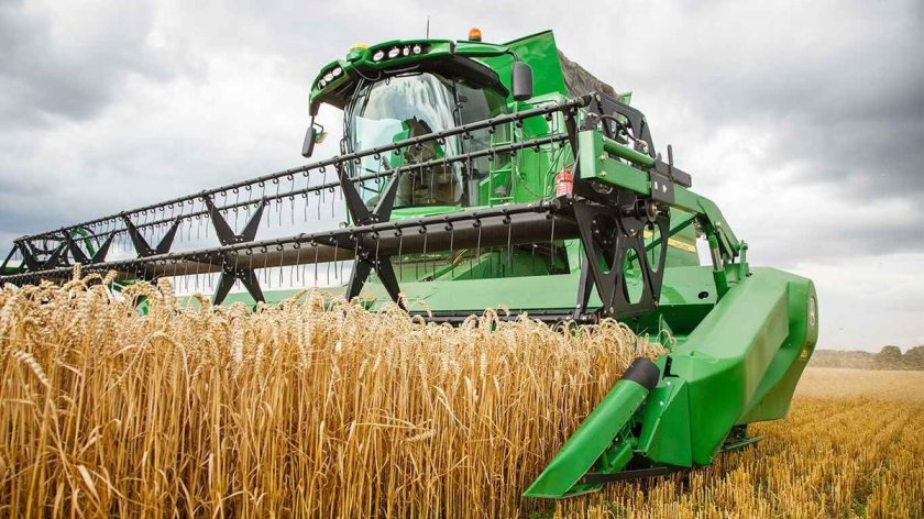 Комбайн Джон Дир на уборке пшеницы