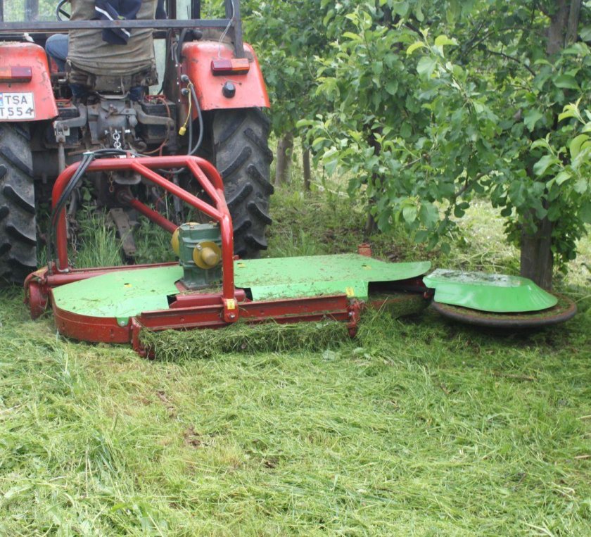 Колхозный МТЗ.80.роторной косилкой