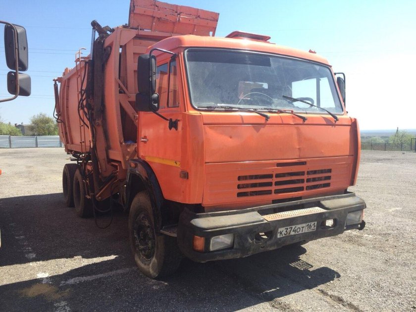 Оранжевый мусоровоз КАМАЗ 65115