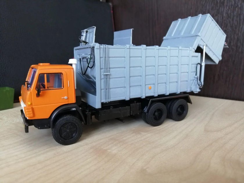 КАМАЗ мусоровоз 1/43
