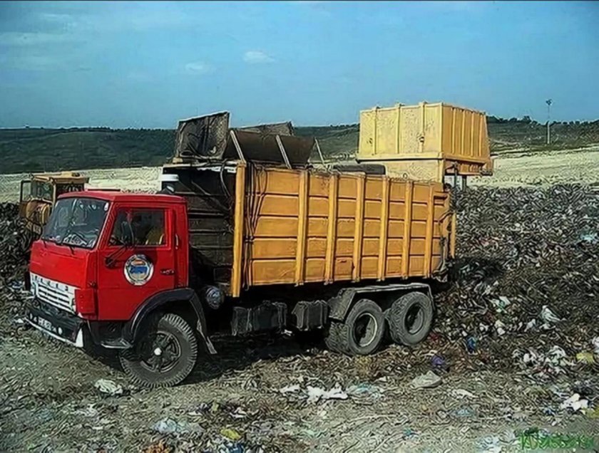 Мусоровозы на полигоне