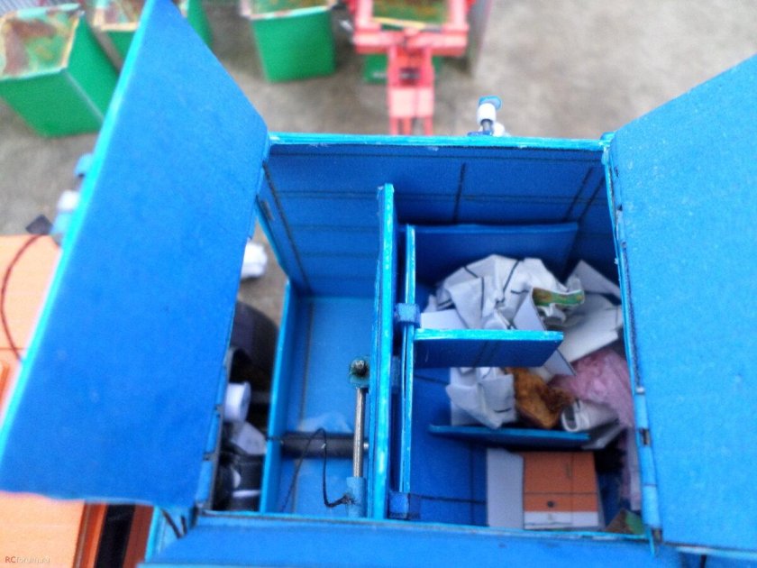 Мусоровоз с прессом