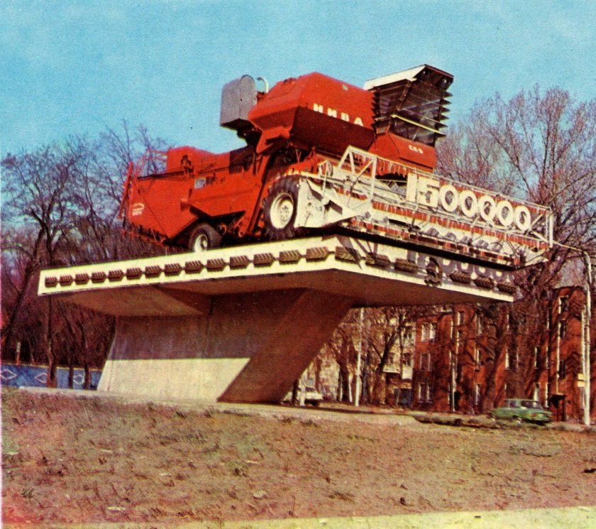 Постамент для комбайна