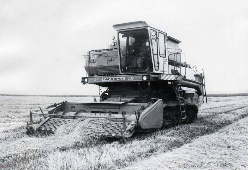 Комбайн Таганрожец зерноуборочный