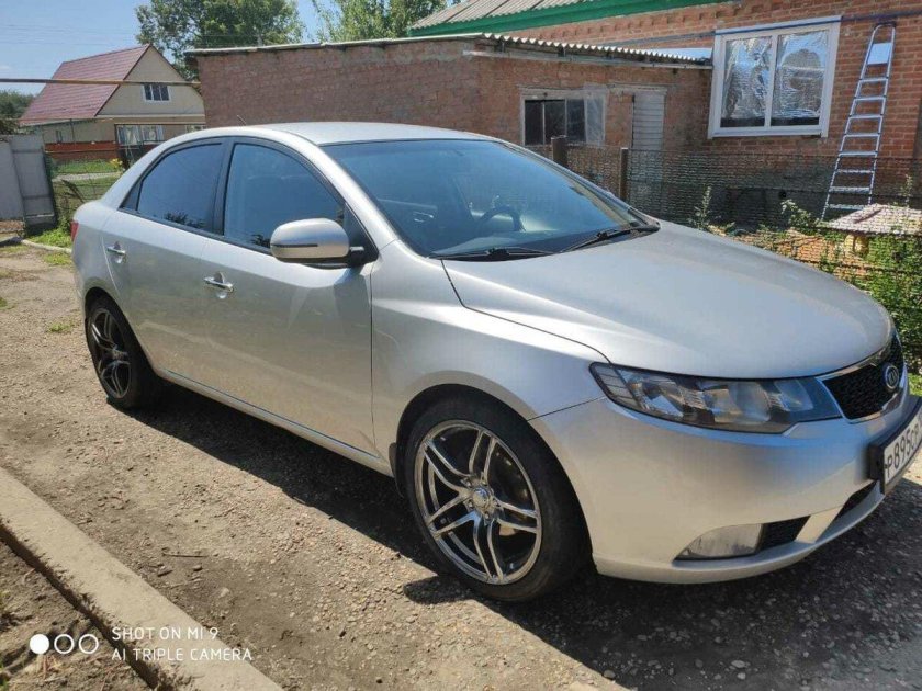 Серебристая Киа Церато 2