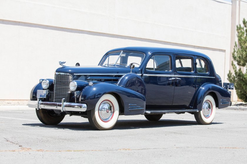 Cadillac v16 Imperial sedan 1933