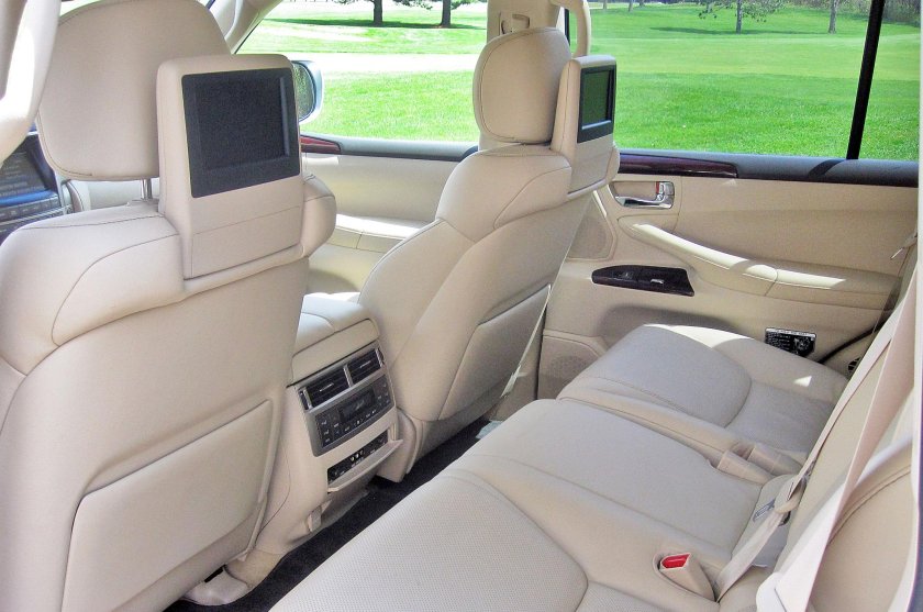 Lexus LX 570 белый салон