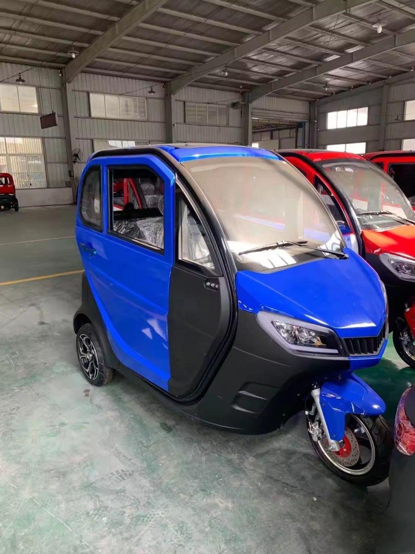 Четырехколесный скутер с кабиной