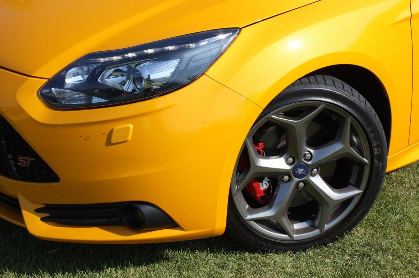 Машина с желтыми дисками