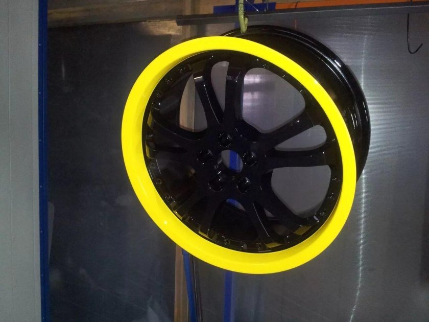 Желтые диски на черной машине