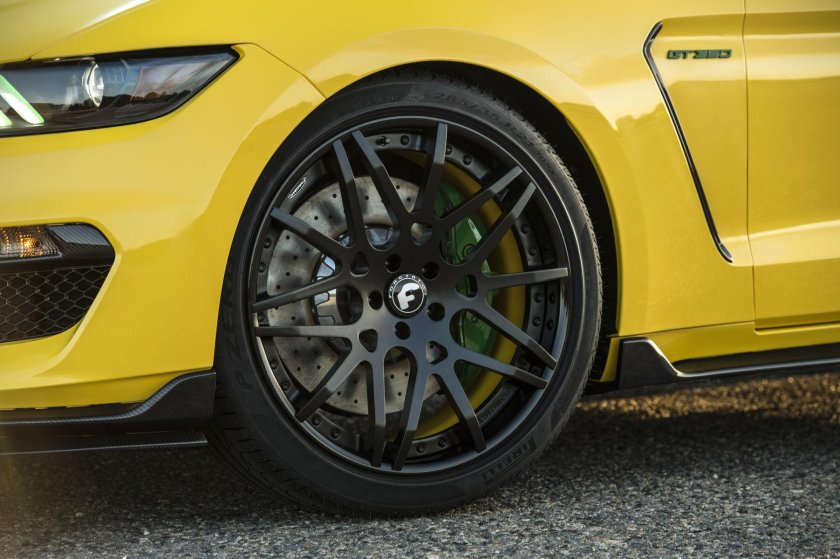 Машина с желтыми дисками