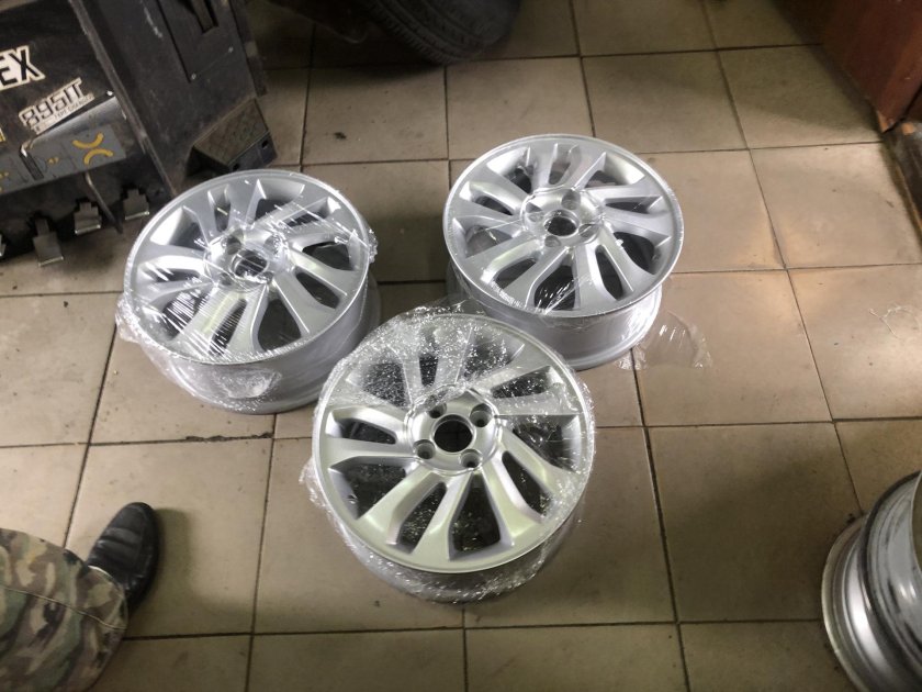 Литой диск r15 Лада Веста