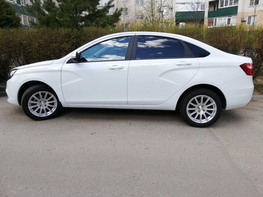 Лада Веста белая r16