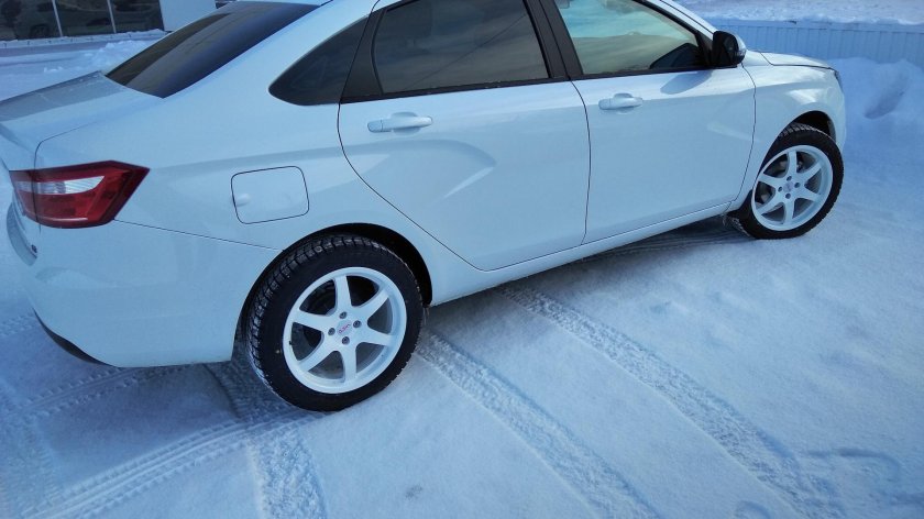 Лада Веста белая r17