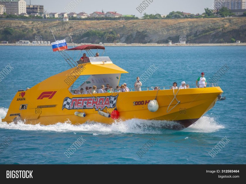 Желтый катер