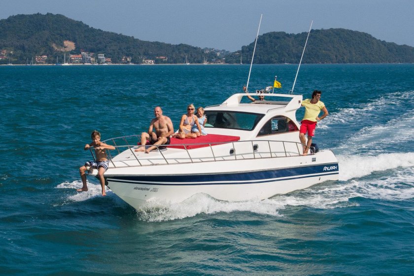 Прогулочная яхта