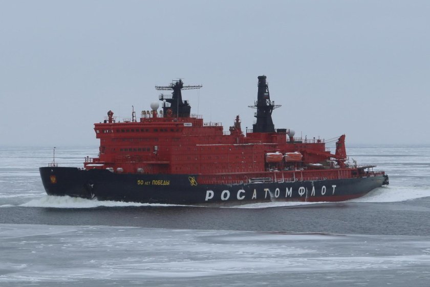 Ледокол раскалывает лед