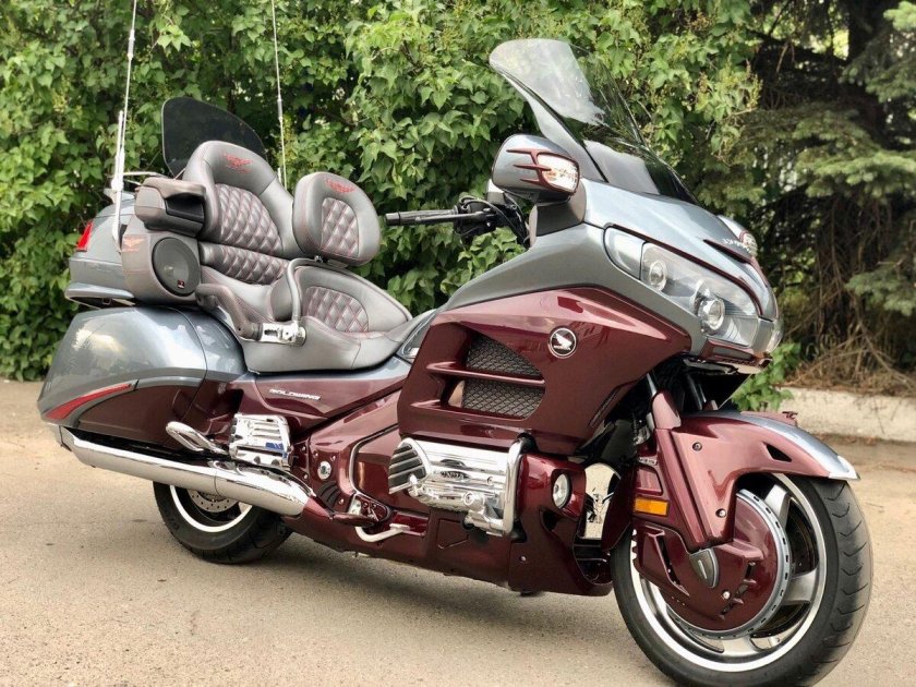 Заднее стекло Хонда Голд Винг 1800