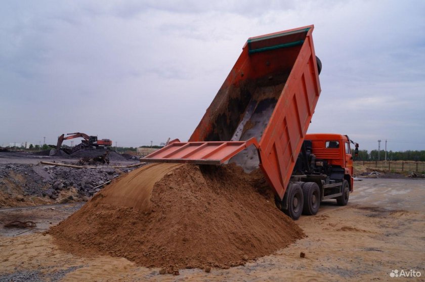 КАМАЗ 65115 выгружает песок