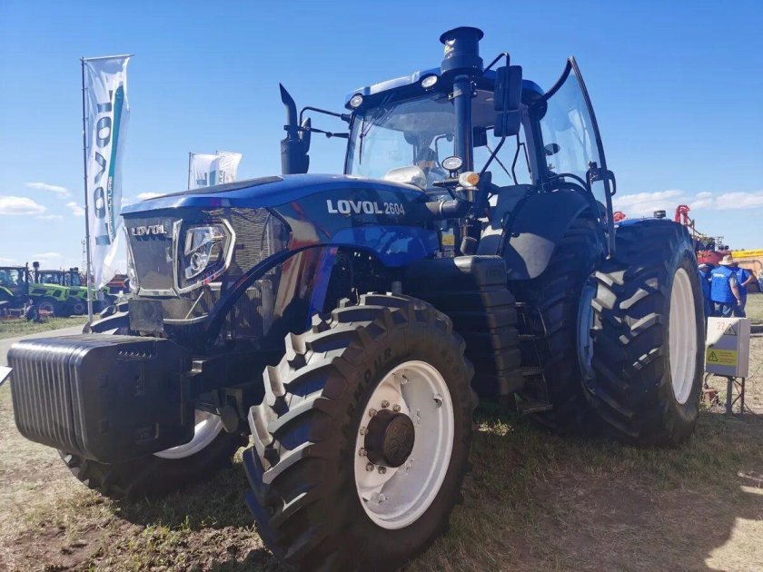 Трактор Ловол 2604