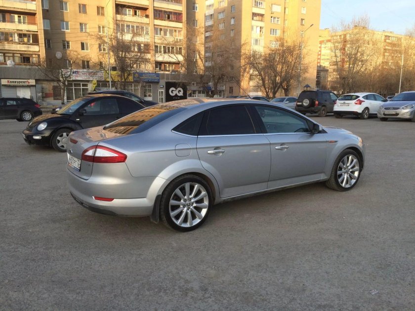 Серебристый Мондео 4 на черных дисках