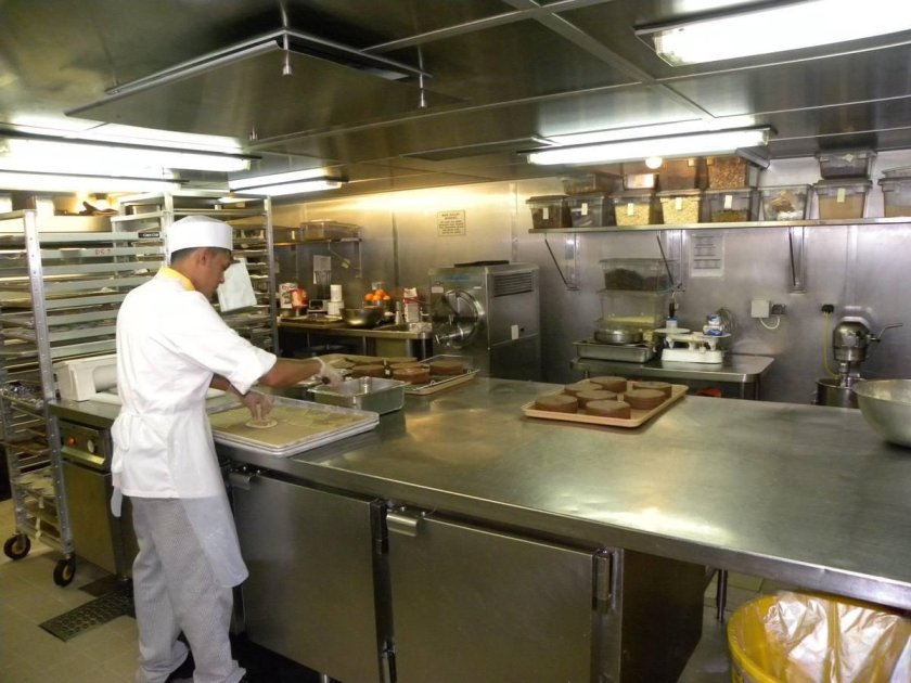 Кок на камбузе