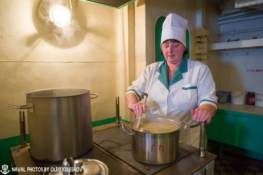 Кок на камбузе