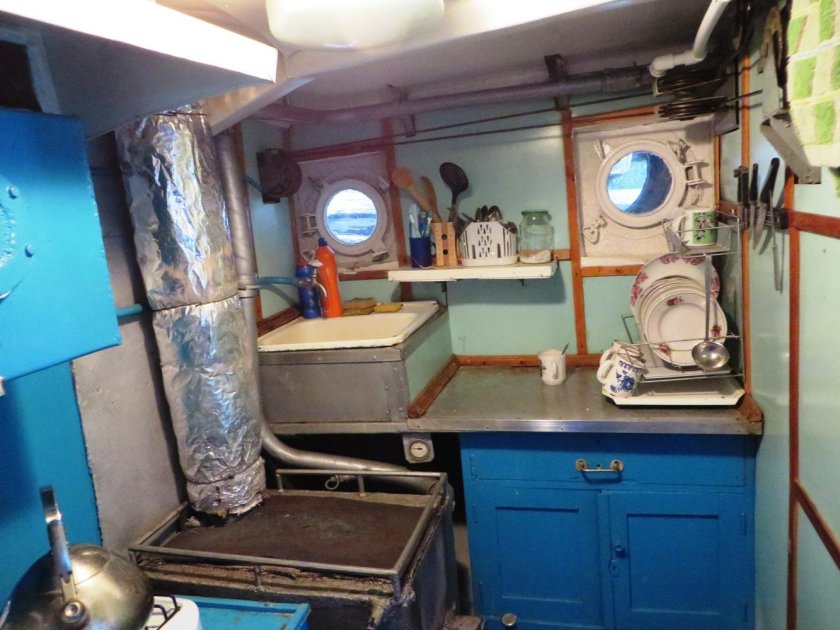 Катер Ярославец камбуз