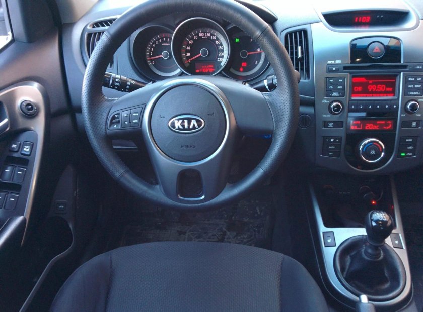 Киа Серато 2010 салон