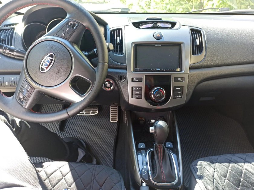 Kia Cerato 2011 салон