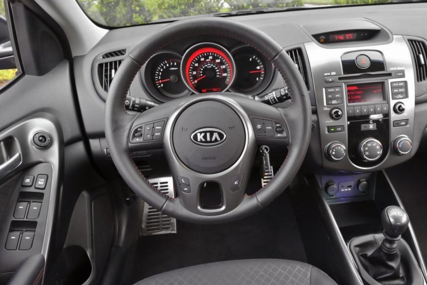 Kia Forte 2011 хэтчбек