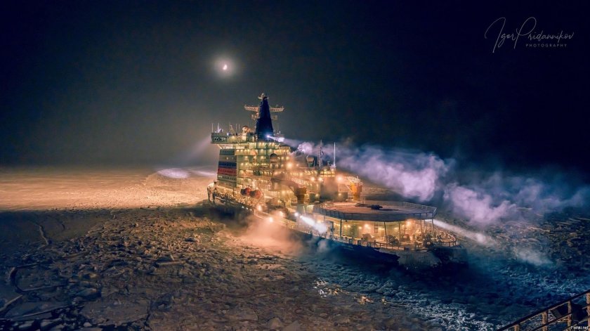 Ледокол ночью