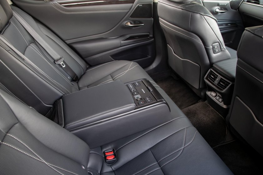 Лексус ЕС 2020 салон сзади