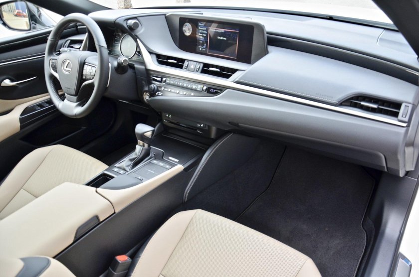 Лексус ЕС 250 2018 салон
