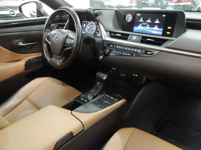 Лексус ЕС 200