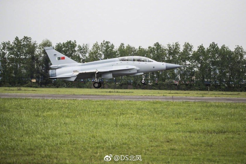 Фото истребителя JF-17