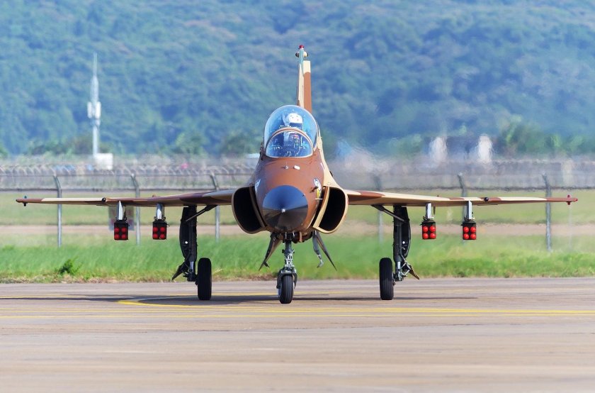 Китайский учебный самолет