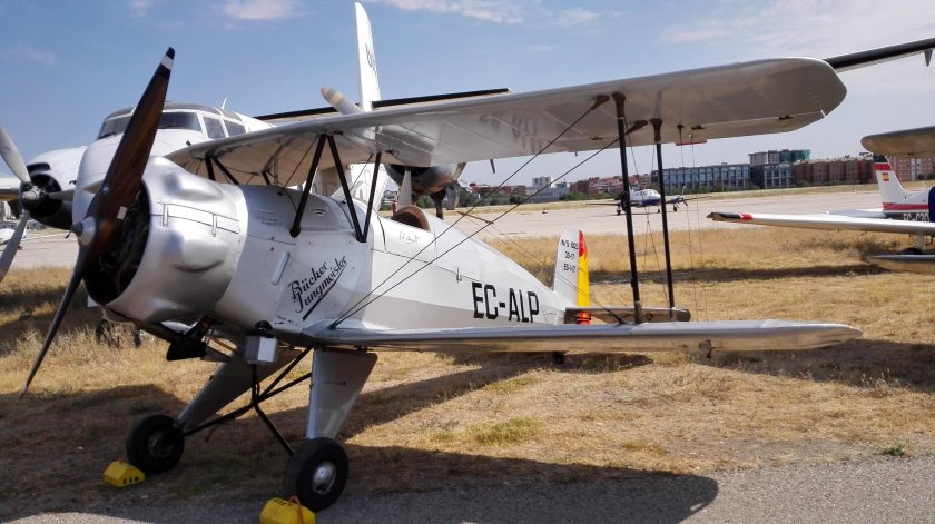 Биплан с толкающим винтом