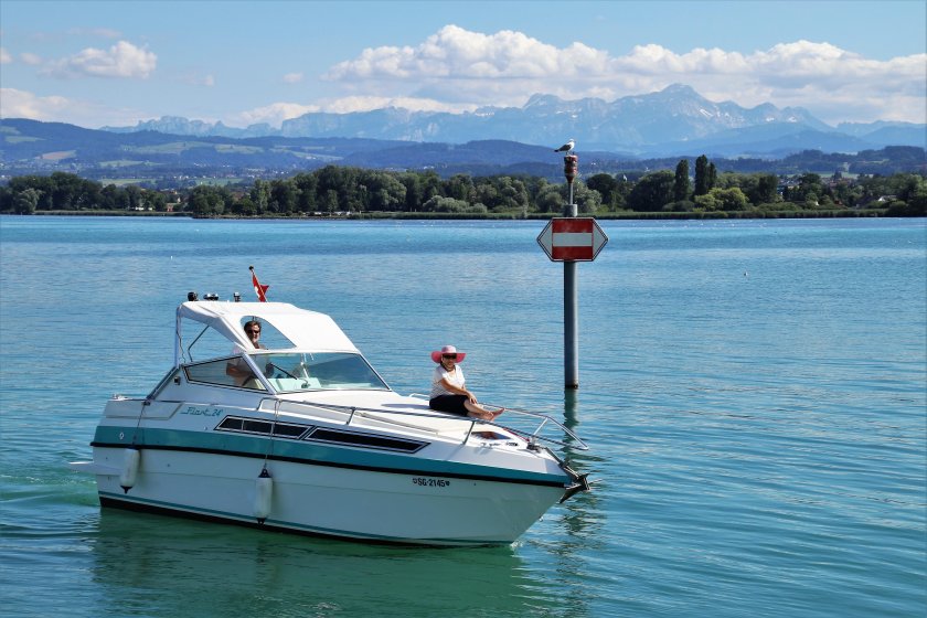 Яхта на воде