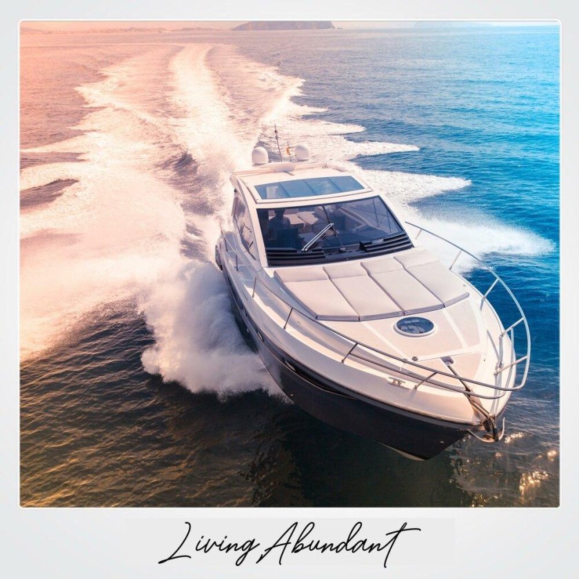 Катер в море