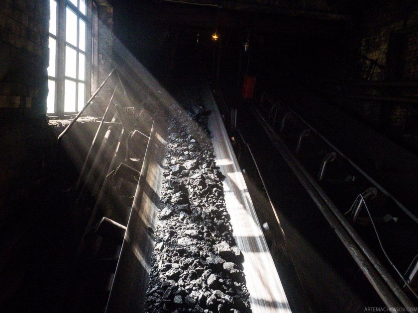 Уголь на конвейерной ленте