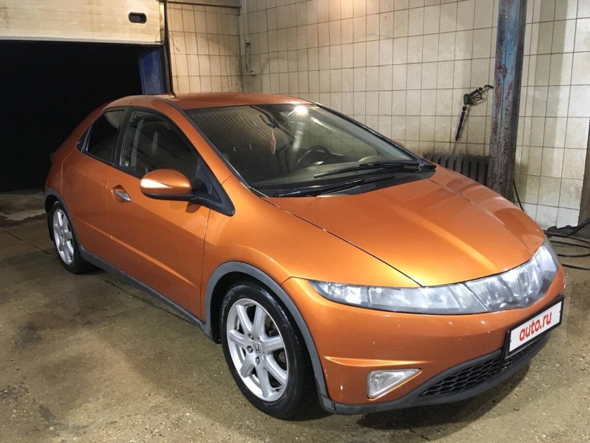 Оранжевый Honda Civic 2008